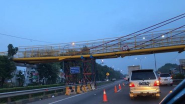 Jembatan Penyeberangan Orang di kawasan Tol Bambu Apus Ambrol