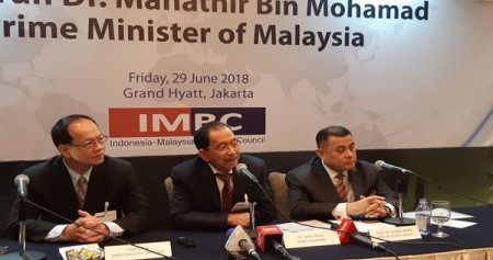 Tanri Abeng Ketua IMBC (tengah) bersama Sekretaris Jendral Dato Sri Chairul Anhar (kanan) dan Managing Director Menara Group Tony Chen (kiri)./JIBI- Rinaldi Mohammad Azka