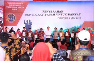 Jokowi Serahkan 5.000 Sertifikat Tanah di Parepare