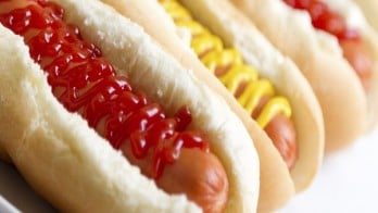 Wow! Pria Amerika Ini Cetak Rekor Baru Dunia. Dalam 10 Menit Lahap 74 Hotdog