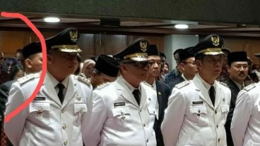 Hiii... Ada Foto Penampakan Saat Anies Lantik Pejabat DKI, Ini Komentar Sandi