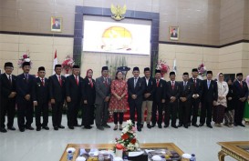 Menko PMK Serahkan Tanda Kehormatan Satyalancana Pembangunan Dan Wira Karya