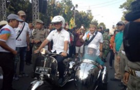 Anies-Sandi Ikut Jakarnaval Naik Vespa