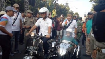 Anies-Sandi Ikut Jakarnaval Naik Vespa