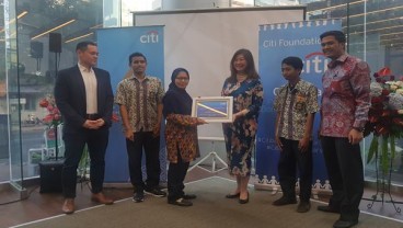 Citibank Donasikan 50 Unit Komputer untuk Sekolah Surabaya