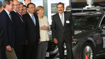 Merkel dan Li Keqiang Saksikan Unjuk Mobil Otonom di Tempelhof