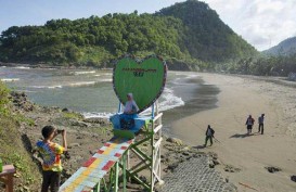 Hindari Mandi di Pantai, Gelombang Tinggi Mengantai Pesisir Cilacap hingga Yogyakarta