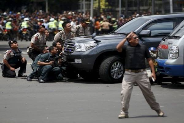 Petugas kepolisian bersiaga saat mengepung pelaku teror di kawasan Sarinah-Thamrin, Jakarta, Kamis (14/1/2016)./Antara