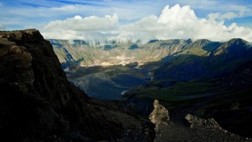 Padang Savana Taman Nasional Gunung Tambora Terbakar