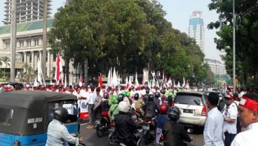 DEMO TOLAK JUAL ASET PERTAGAS: Pendemo Berpakaian Khas Papua Minta Menteri Rini Mundur