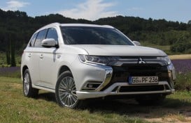 Mobil SUV Pintar Multitalenta Outlander PHEV Model 2019