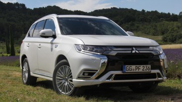 Mobil SUV Pintar Multitalenta Outlander PHEV Model 2019