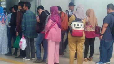 Tak Ada Antrean Penumpang, Stasiun Tanah Abang hanya Buka Dua Loket