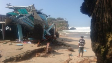 Ombak Besar Rusak Ratusan Bangunan di Pantai Selatan Gunungkidul