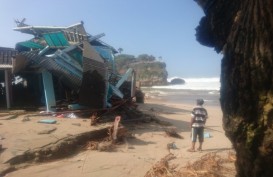 Ombak Besar Rusak Ratusan Bangunan di Pantai Selatan Gunungkidul