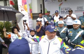 KIRAB OBOR ASIAN GAMES 2018: Semangat Warga Sorong Bikin Menteri Eko Takjub