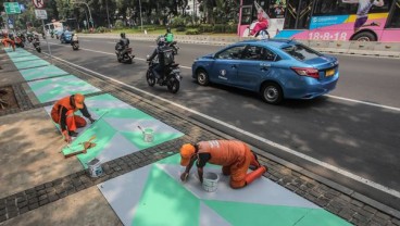 Trotoar Pelangi Kembali Dicat Hitam Putih, Ini Pembelaan Sandiaga 