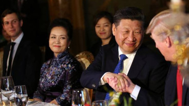 Trump Berencana Naikkan Tarif Impor Barang China Sebesar 25%