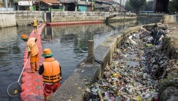 Beragam Cara Dilakukan untuk Hilangkan Bau Kali Item 