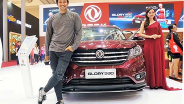 GIIAS 2018: Dua Artis Ini Kesengsem Pesona Glory 580