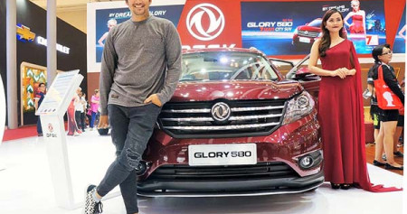 Tora Sudiro, dan Astrid Tiar berpose bersama DFSK Glory 580 di arena GIIAS 2018. /DFSK
