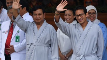 Sandiaga Uno Angkut Barang Terakhir dari Balai Kota