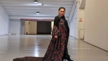 Evi Masamba 'Goyang' Penonton Jelang Pembukaan Asian Games 2018