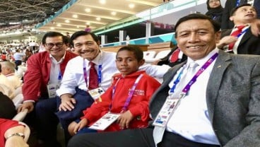 ASIAN GAMES 2018: Joni Si Bocah Pemanjat Tiang Bendera Jadi Rebutan Pejabat Untuk Foto