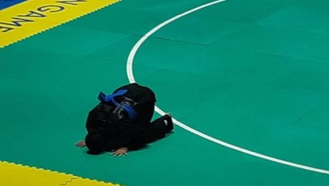 Sumbang Emas Ketujuh Cabang Silat, Sarah Monita Sujud Syukur