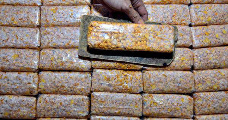 Perajin membuat tempe berbahan baku kedelai impor di kampung sukamaju, Tasikmalaya, Jawa Barat, Senin (16/7/2018)./ANTARA-Adeng Bustomi