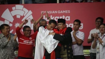 Wow, Jokowi & Prabowo Secara Bersamaan Peluk Atlet Pencak Silat Hanifan Yudani