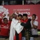 Wow, Jokowi & Prabowo Secara Bersamaan Peluk Atlet Pencak Silat Hanifan Yudani