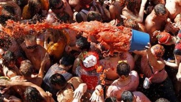 Serunya Festival Lempar Tomat di Spanyol