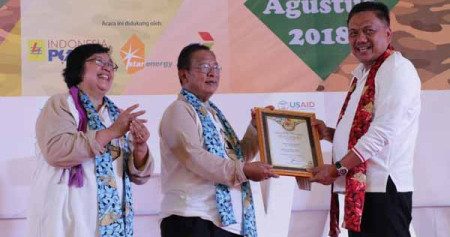 Menteri Lingkungan Hidup dan Kehutanan Siti Nurbaya Bakar (dari kiri) saat mendampingi Menteri Koordinator Bidang Perekonomian Darmin Nasution dan Gubernur Sulawesi Utara Olly Dondokambey menghadiri puncak peringatan Hari Konservasi Alam Nasional (HKAN) 2018 di Taman Wisata Alam Batu Putih, Kecamatan Ranowulu, Bitung, Sulawesi Utara, Kamis (30/8/2018)./Istimewa