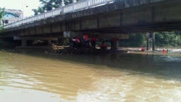 Kali Bekasi ‘Bersalju’, Warganet Sebut Bekasi ‘Negeri di Atas Awan’