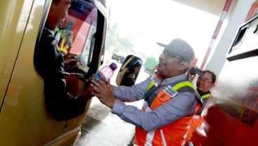 Harpelnas, Dirut MMS Bagikan Cenderamata ke Pengguna Jalan