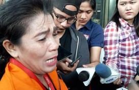 Kasus PN Medan: Merry Purba Nangis di Depan Pintu Masuk Gedung KPK