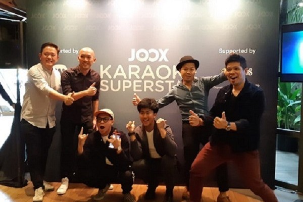 Managing Director Warner Music Indonesia Toto Widjojo (paling kiri), Senior Director of Business Development Tencent International Business Group Benny Ho (kiri kedua), Ibrahim Imran (paling kanan), dan Sandhy Sondoro (kanan kedua), beserta dua host JOOX Karaoke Superstar (tengah)