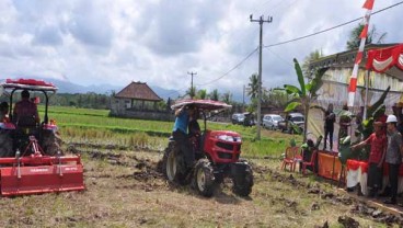 Petani Jembrana dapat Bantuan 87 Unit Mesin Pertanian