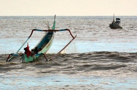 Perahu Nelayan Bengkulu Karam Diterjang Ombak Besar…