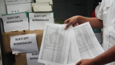 DPR Minta KPU Verifikasi Ratusan Ribu DPT Ganda