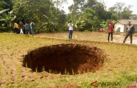 Bukan Mistis, Ini Penyebab Tanah Amblas Berbentuk Oval di Sukabumi