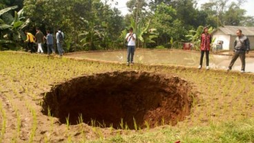 Bukan Mistis, Ini Penyebab Tanah Amblas Berbentuk Oval di Sukabumi