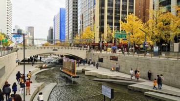 Presiden Jokowi Jalan Kaki Susuri Sungai Cheongyecheon Seoul