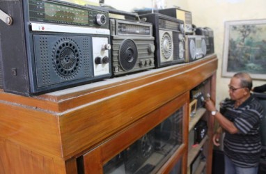Pensiunan Polisi Koleksi Ratusan Radio Kuno