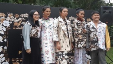 Desainer Tities Saputra Melenggang di Paris Fashion Show 