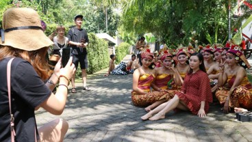 1.200 Wisatawan Asal China Nikmati Parade Nusantara Taman Nusa