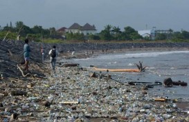 Relawan Kumpulkan Hampir 1 Ton Sampah di Pantai Padang Galak