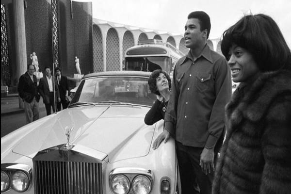 Petinju legendaris Muhammad Ali berfoto dengan Rolls-Royce miliknya/Istimewa