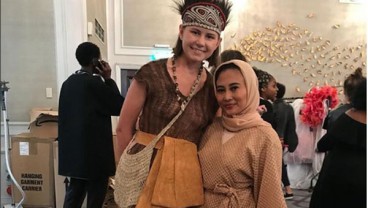 Yurita Puji Pamerkan Noken Papua di London Fashion Week Spring/Summer 2019